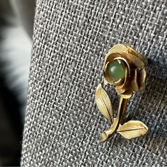 Vintage | Stem Rose with Green Gemstone Gold Tone Brooch Pin - Picture 9 of 11